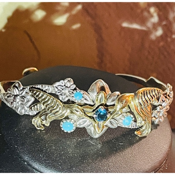 💙Beautiful Silver Turquoise.& Blue Topaz Floral Wrist Cuff with Amazing Detail! - Picture 9 of 12